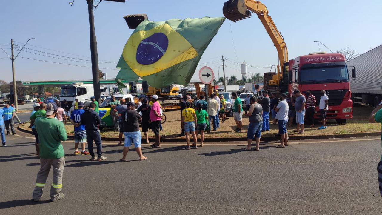 Foto 4 de 5 — Caminhoneiros se reúnem em posto de Araraquara e fazem bloqueio na Washington Luís